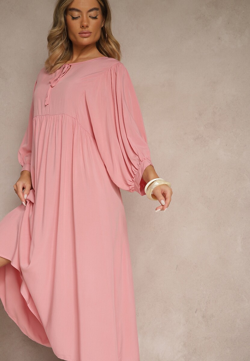 Różowa Wiskozowa Sukienka o Rozkloszowanym Kroju Wiązana przy Dekolcie Tilvessa