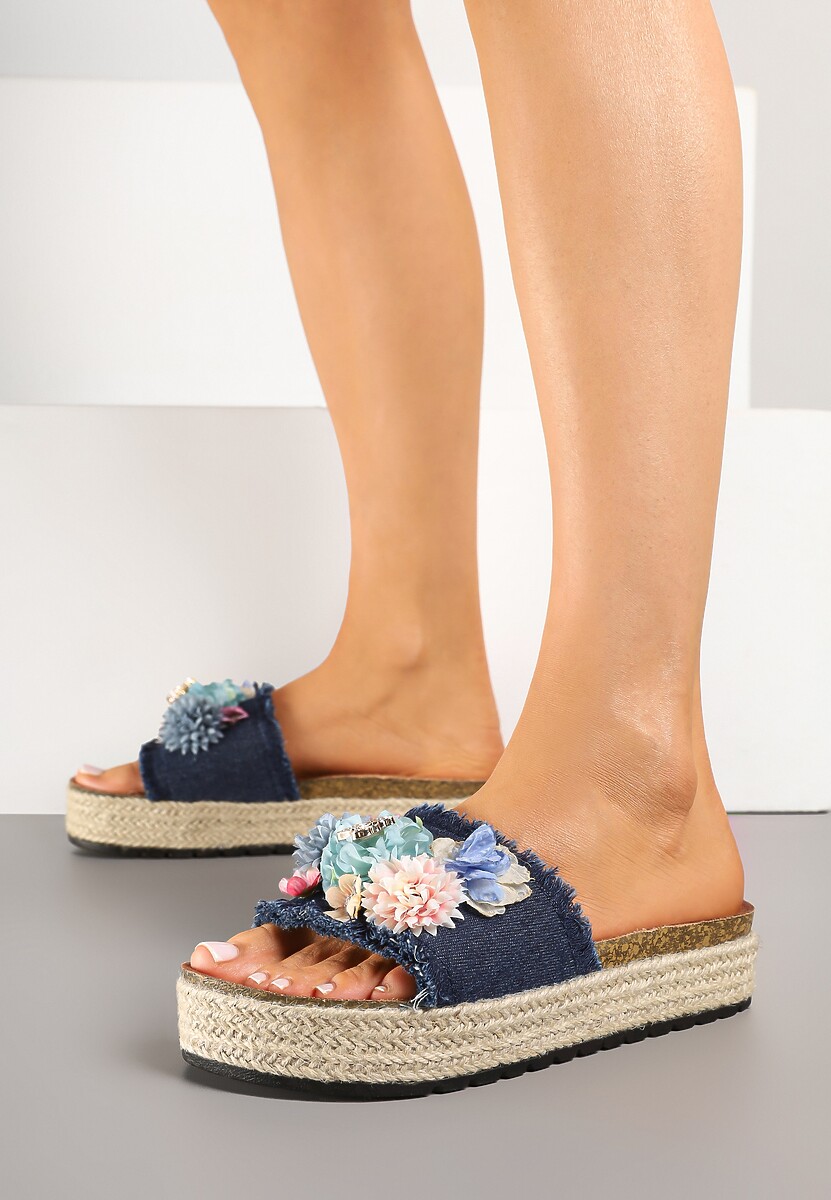 Jasnoniebieskie Klapki Ozdobione Kwiatami 3D Kinarella