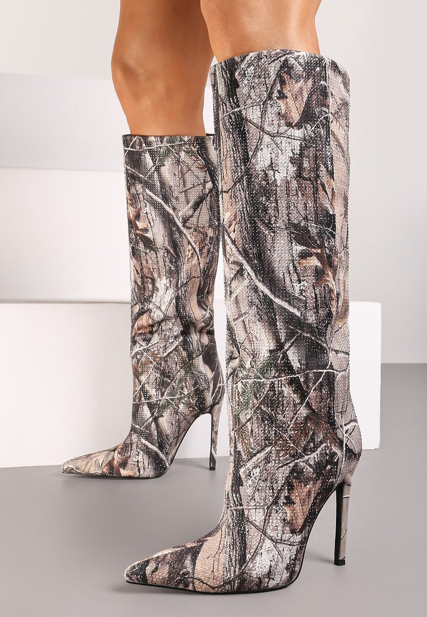 Ciemnobeżowe Wsuwane Kozaki na Obcasie Typu Szpilka z Noskiem w Szpic i Cyrkoniowym Detalem Hanilaya