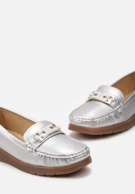 Srebrne Mokasyny na Kauczukowej Podeszwie Ozdobione Klamrą Eanlarri