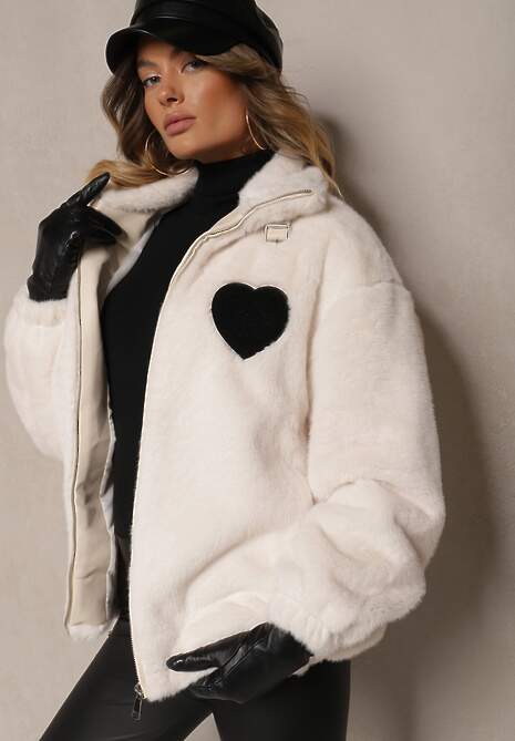 Jasnobeżowa Kurtka z Miękkiego Futerka Ozdobiona Naszytym Sercem Zozimara