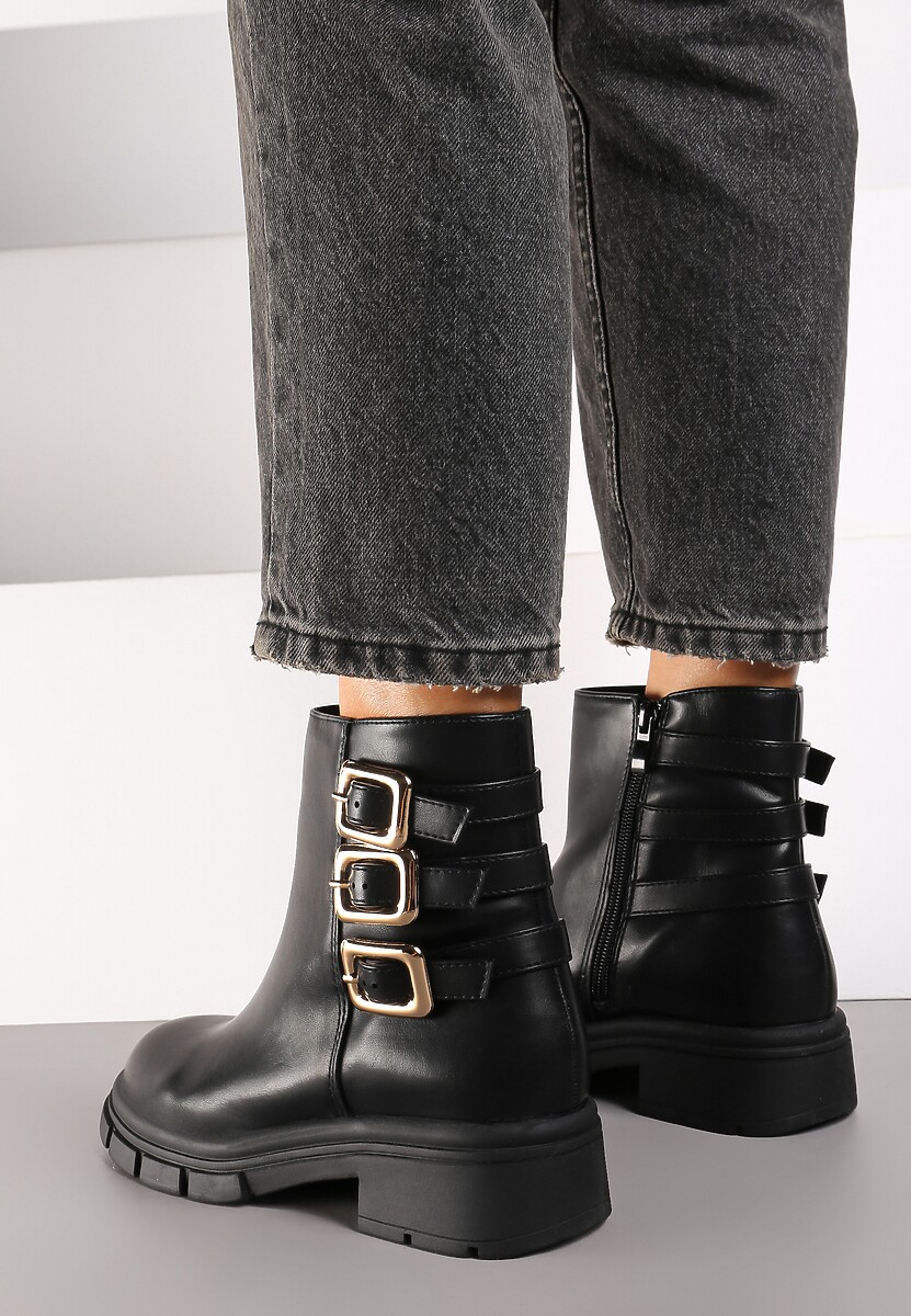 Czarne Botki na Płaskiej Tłoczonej Podeszwie z Klamrami Ivanelis