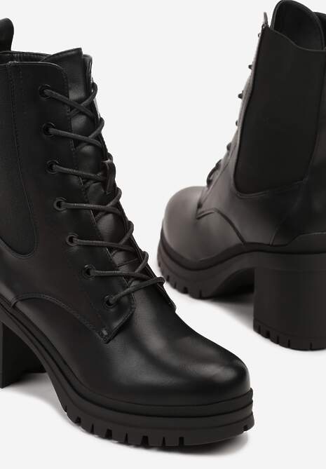 Czarne Botki Typu Workery na Słupku Cladira