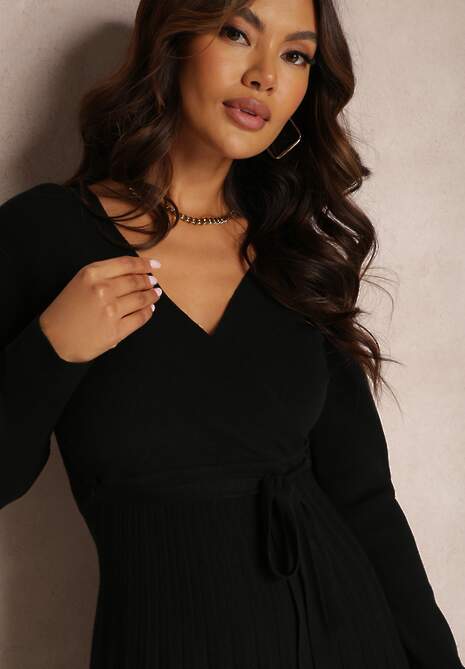 Czarna Sukienka Dzianinowa z Wiązaniem i Plisowanym Dołem Phelleira