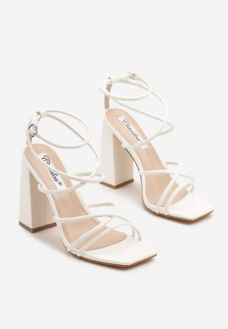 Białe Sandały na Słupku Ozdobione Kwadratowym Noskiem Nilusca