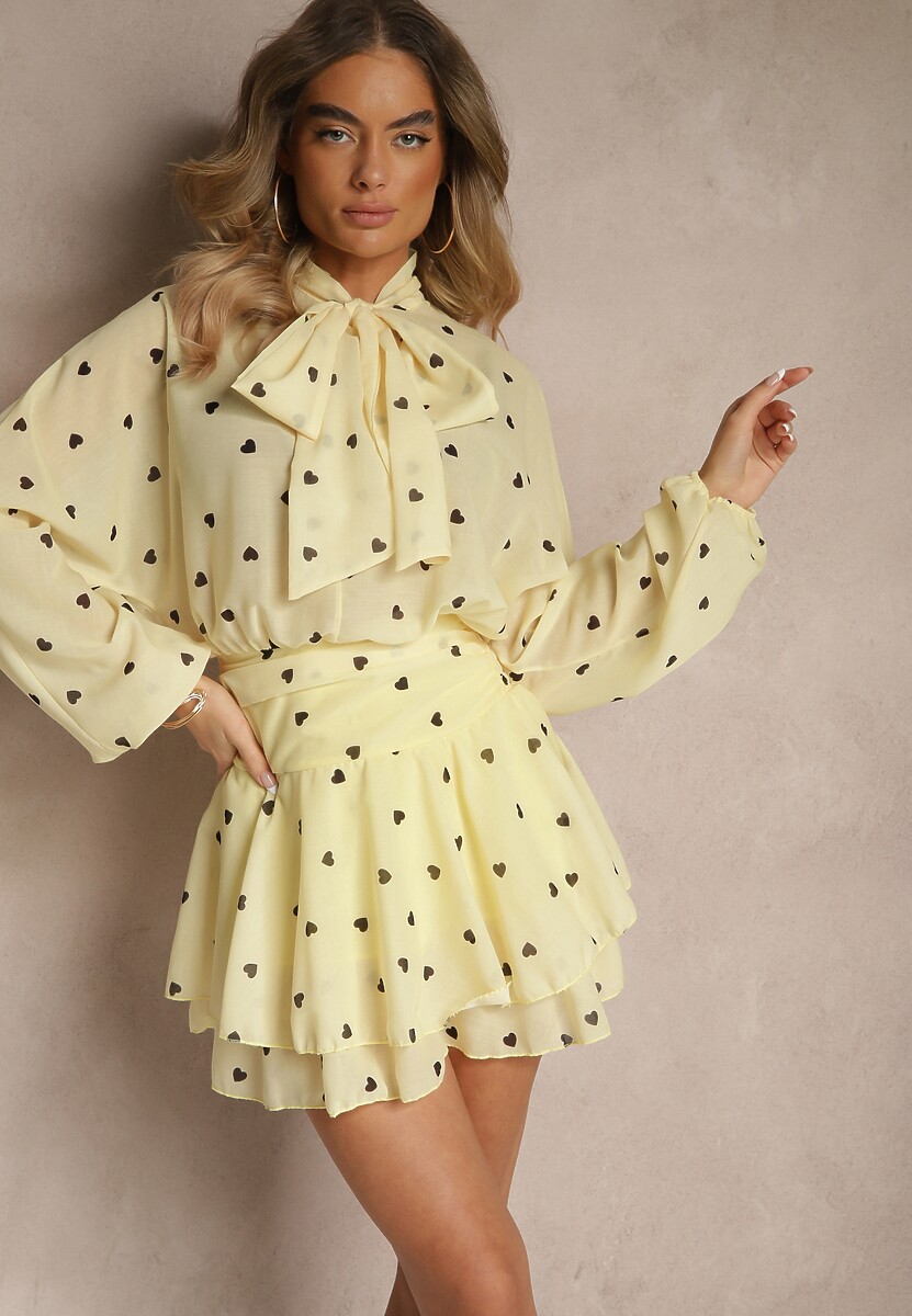 Czarna Sukienka o Rozkloszowanym Kroju z Nietoperzowymi Rękawami i Wiązaniem Mironaria