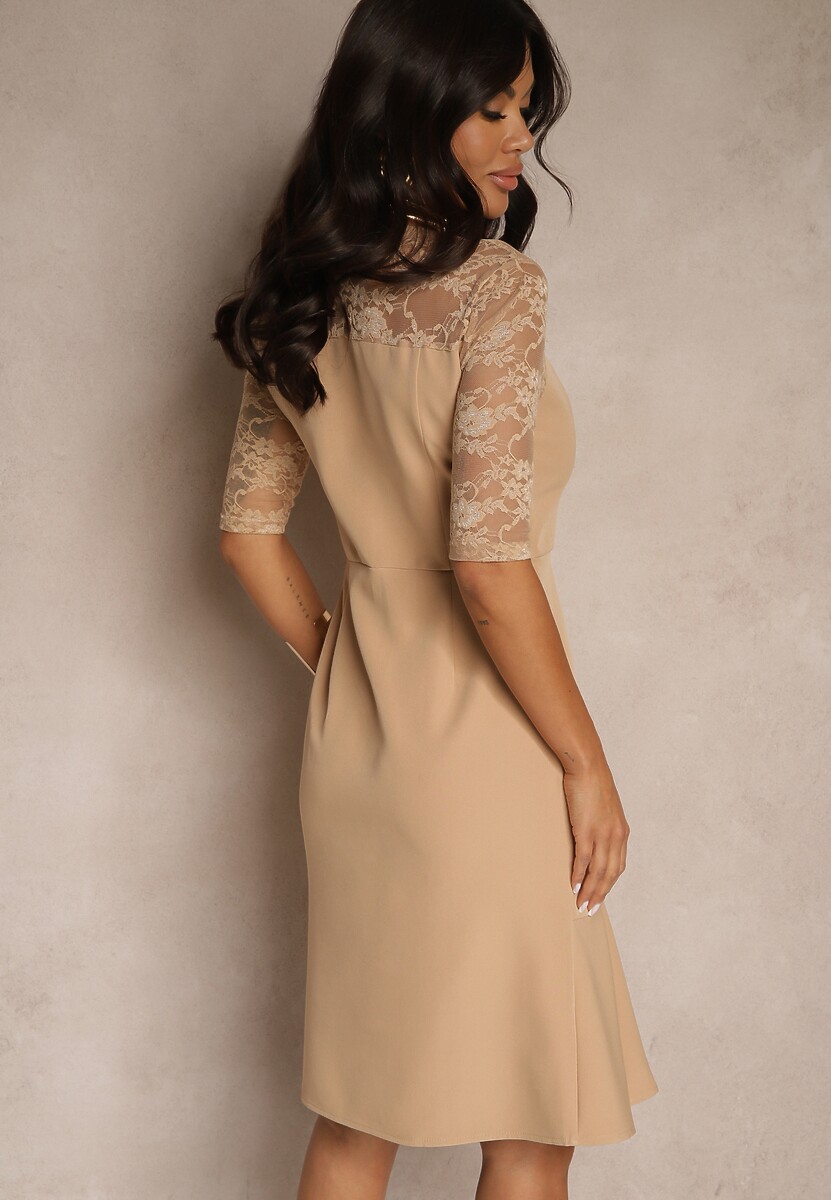Beżowa Dopasowana Sukienka Vices o Asymetrycznym Fasonie Zdobiona Koronką Natileira