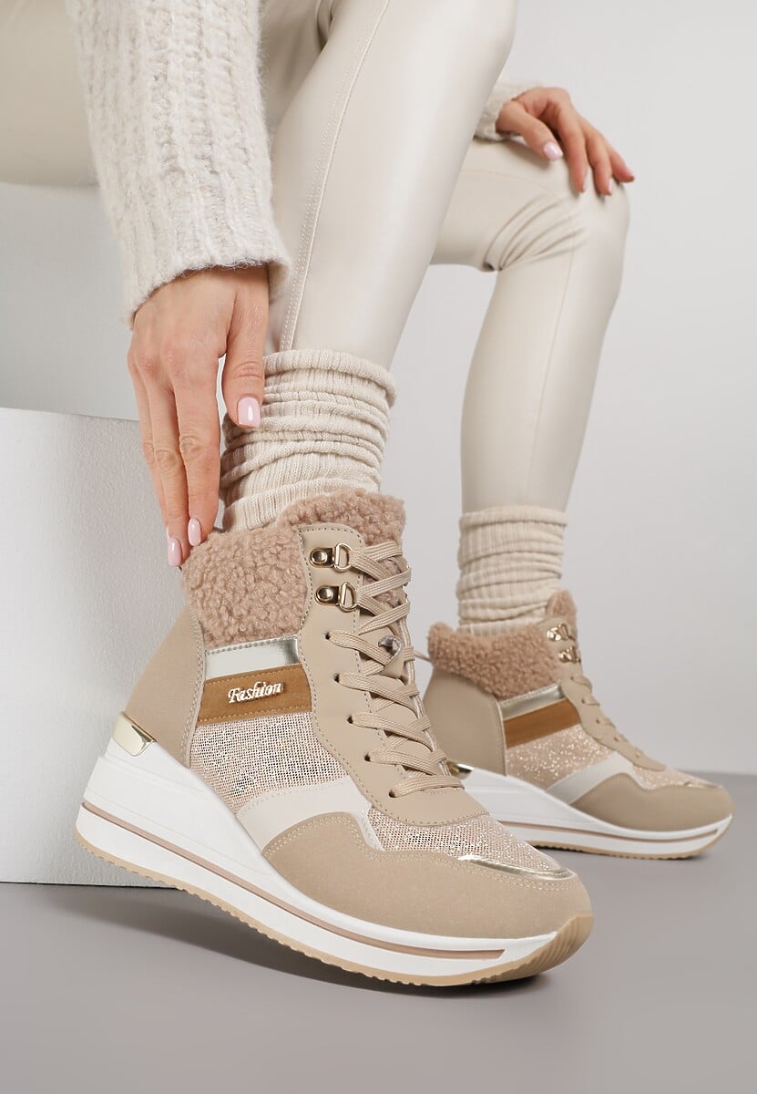 Ciemnobeżowe Botki na Koturnie w Streetwearowym Stylu Ozdobione Futerkiem Arabelline