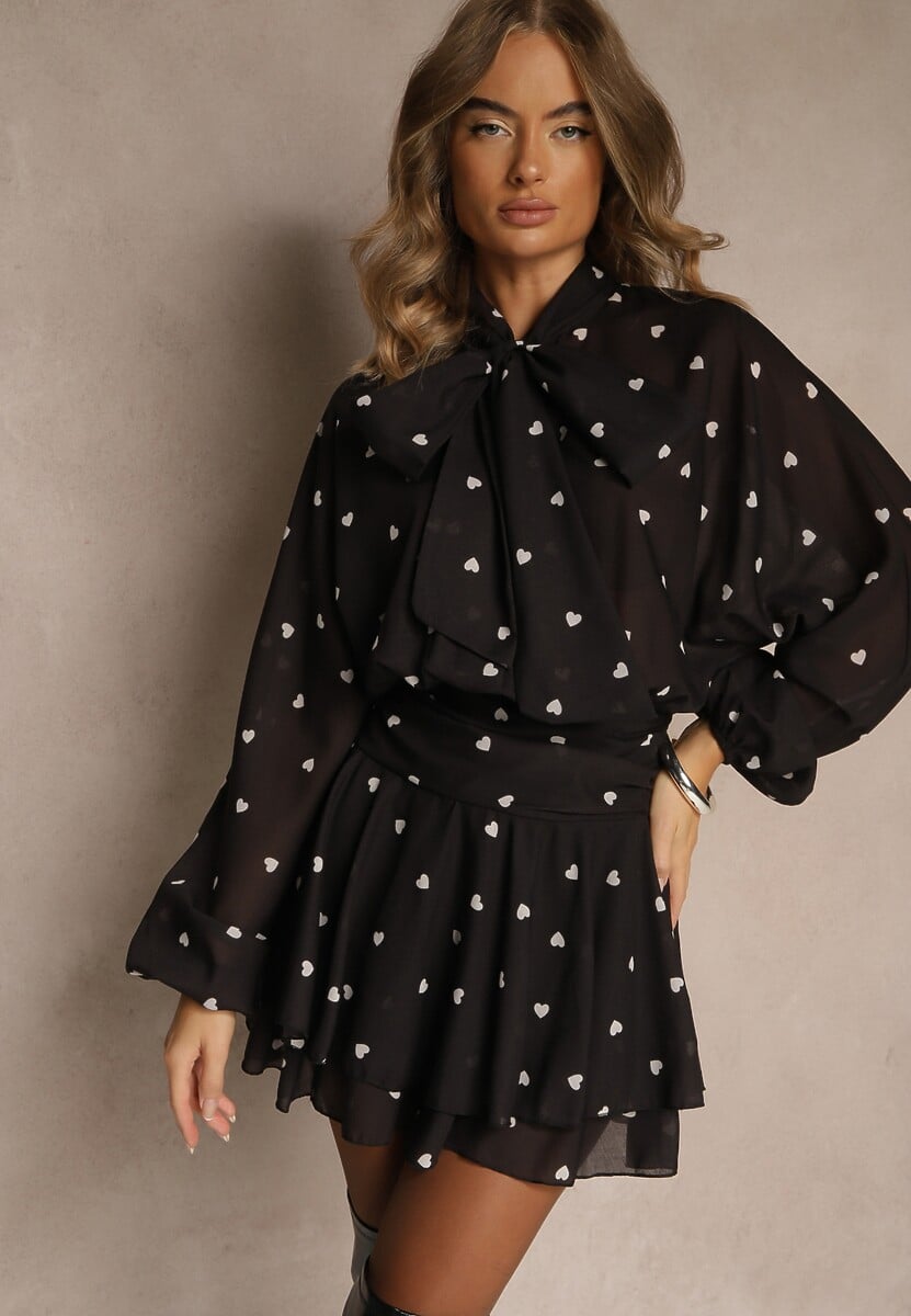 Czarna Sukienka o Rozkloszowanym Kroju z Nietoperzowymi Rękawami i Wiązaniem Mironaria