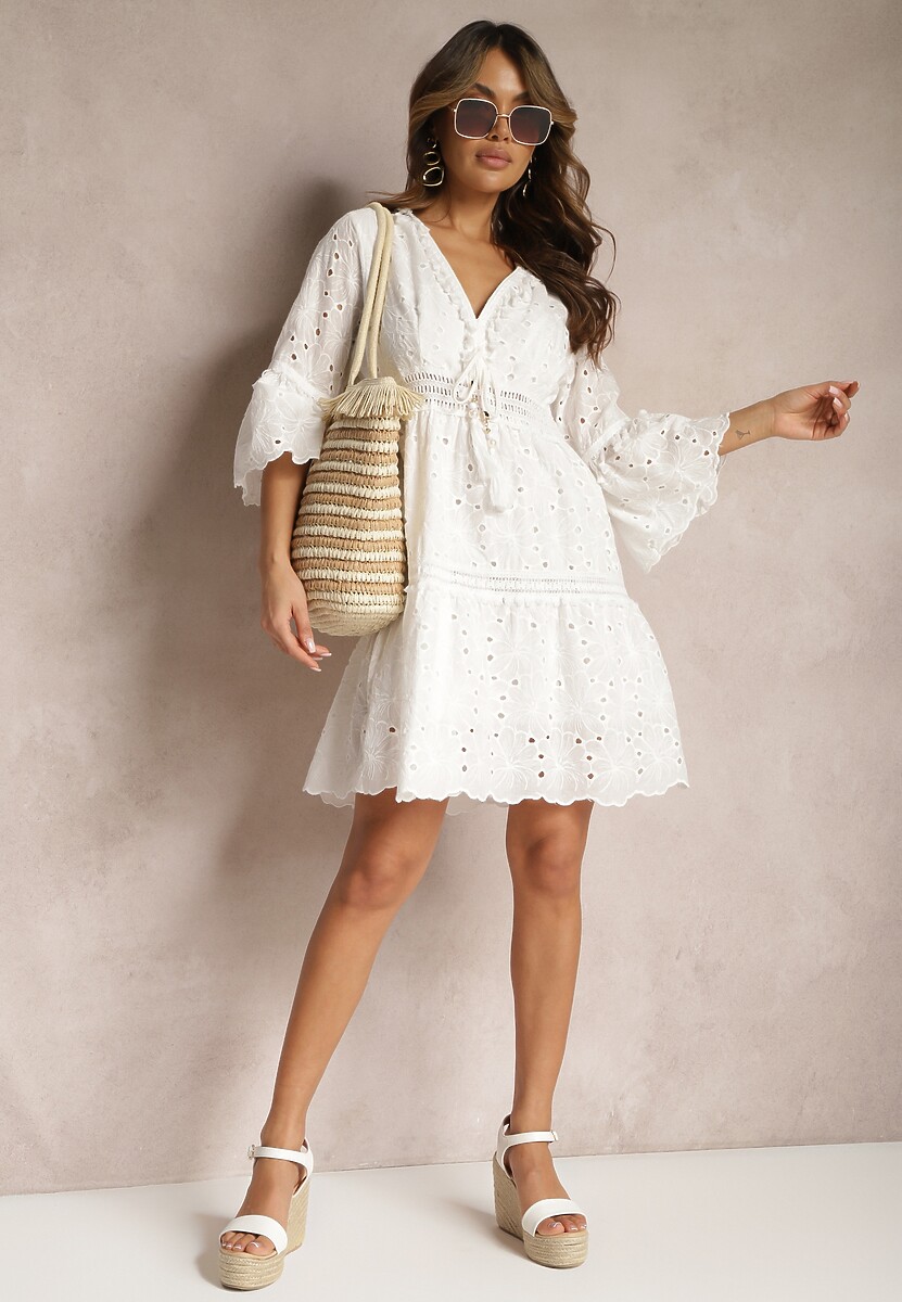 Biała Bawełniana Sukienka z Wiązaniem przy Dekolcie i Ażurowym Wzorem Falrisa