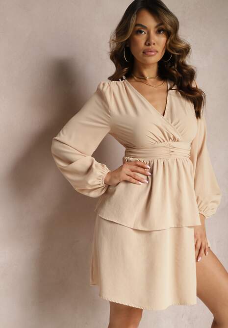 Beżowa Sukienka z Marszczoną Gumką w Talii Falbankami na Dole i Kopertowym Dekoltem Lysanders