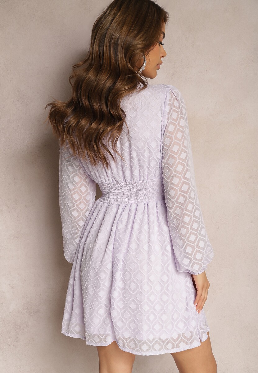 Fioletowa Sukienka z Gumką w Talii Kopertowym Dekoltem i Geometrycznym Wzorem na Siateczce Marixita