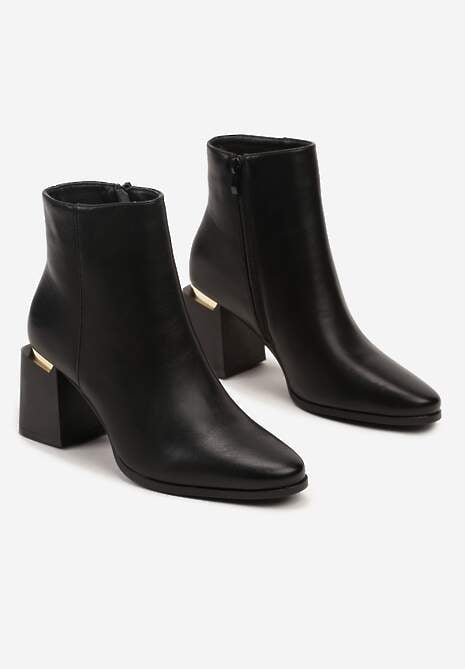 Czarne Botki na Słupku Ozdobione Metaliczną Aplikacją Ittevia