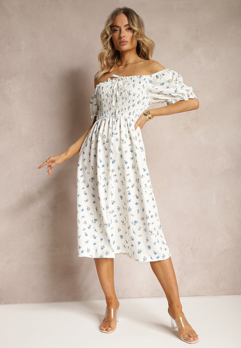 Biało-Niebieska Kwiecista Sukienka Hiszpanka z Marszczonym Dekoltem i Falbanką Claperia