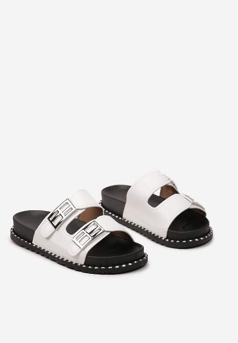 Białe Klapki z Dwiema Klamerkami Ozdobione Nitami Calioppe