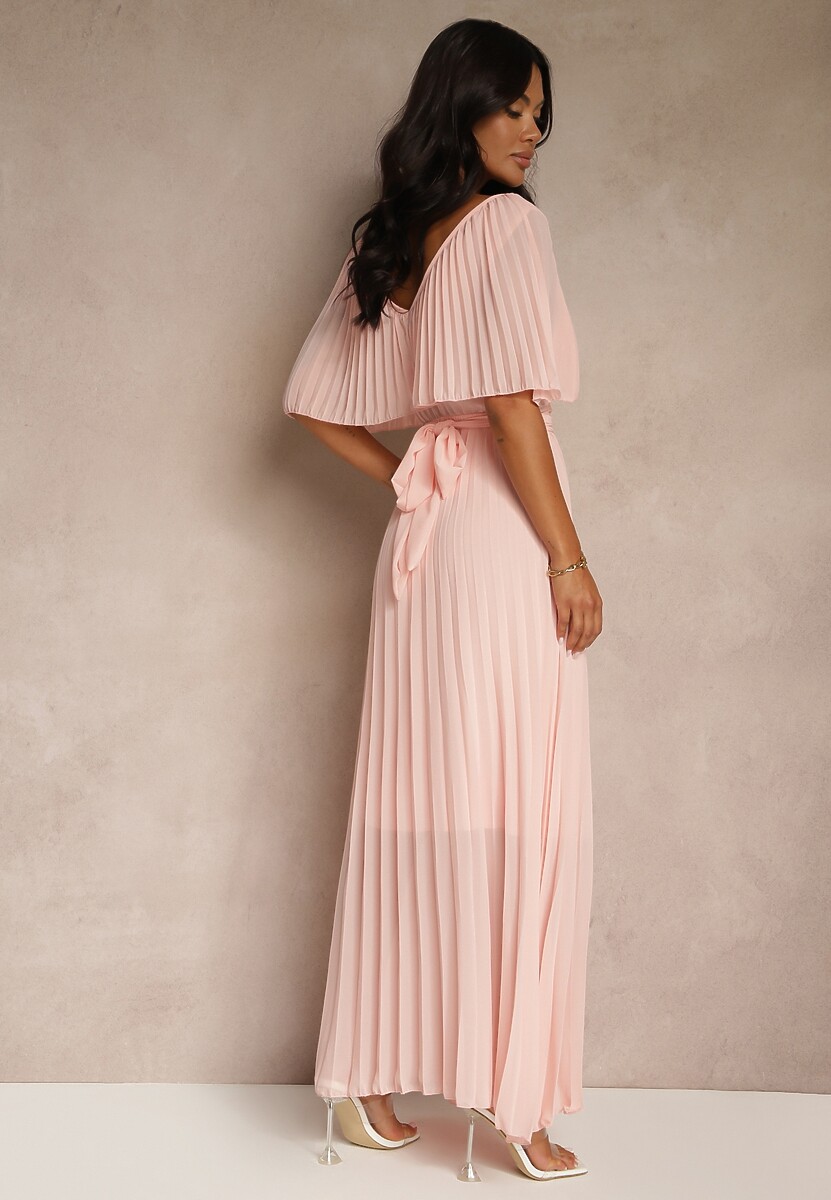 Jasnoróżowa Plisowana Sukienka z Gumką w Pasie z Falbaną Przy Dekolcie Drenia