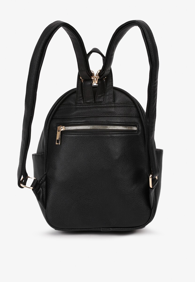 Czarny Plecak na Szelkach z Regulacjach Ozdobione Łańcuszkiem i Napisami Hettana