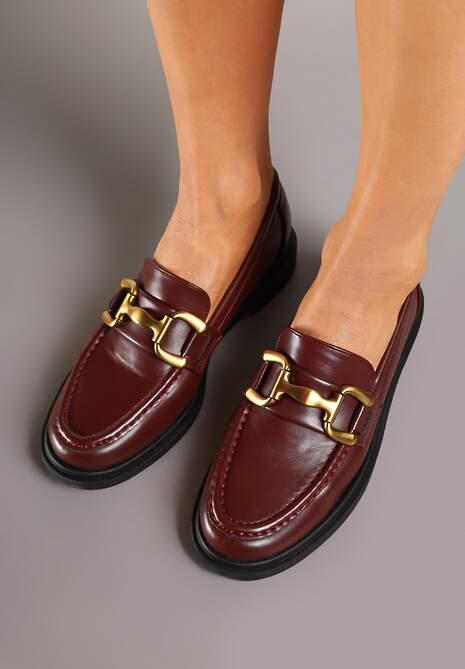 Bordowe Mokasyny na Płaskiej Podeszwie Ozdobione Klamrą Relabra