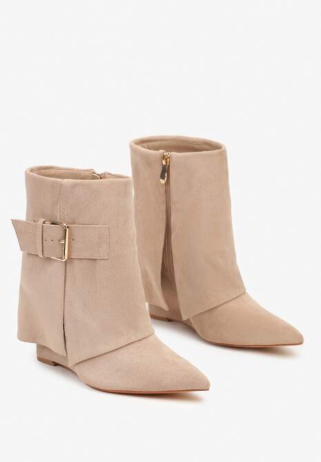 Ciemnobeżowe Botki na Koturnie z Ekozamszu z Cholewką Imitującą Nogawkę Ozdobioną Klamerką Avorira