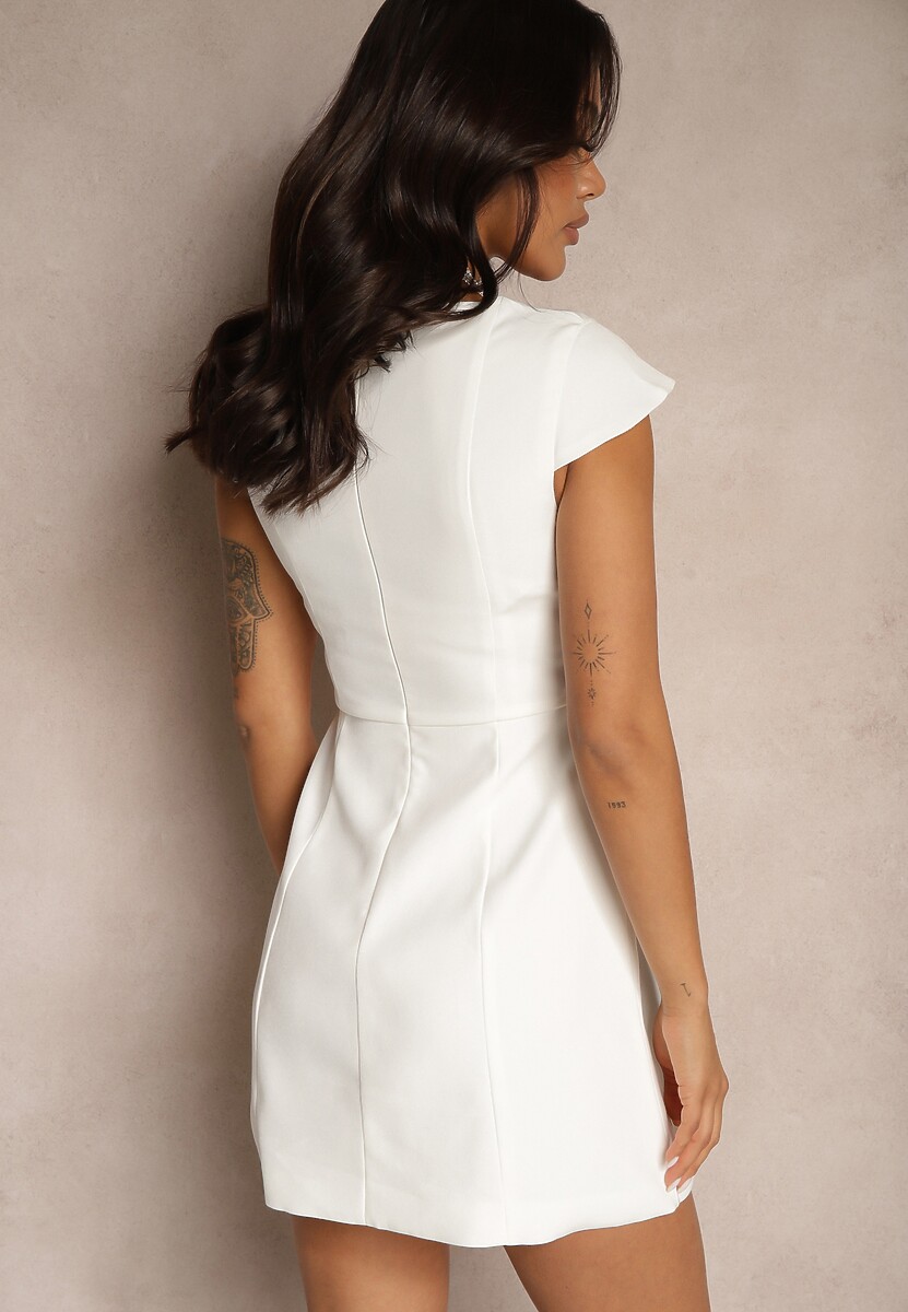 Biała Taliowana Sukienka z Kwadratowym Dekoltem Borreti