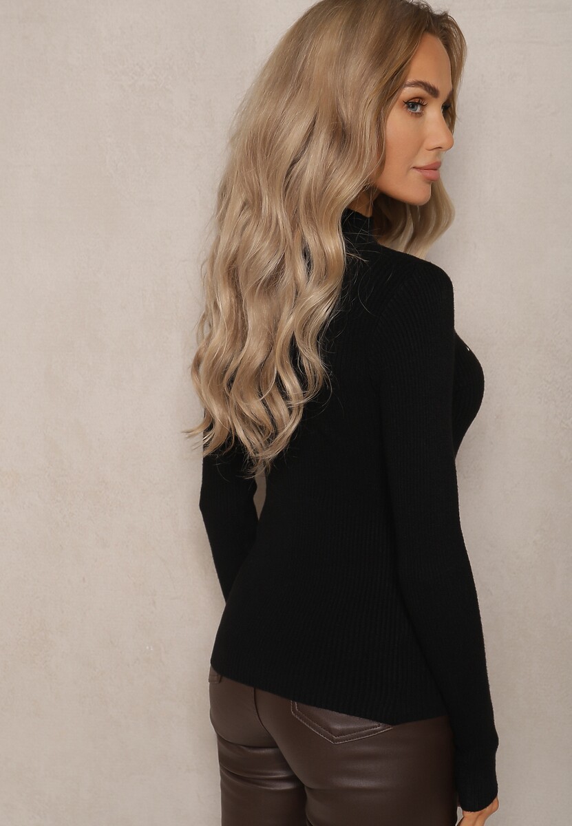 Czarny Dopasowany Sweter z Ozdobnie Wyciętym Dekoltem z Cyrkoniami Clarissina