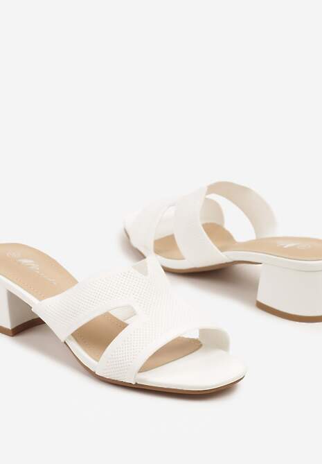 Białe Klapki na Słupkowym Obcasie Zdobione Wycięciami Lisaria