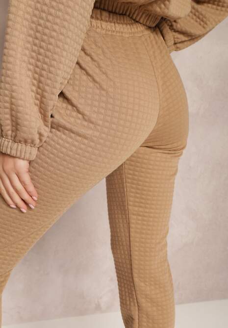 Ciemnobeżowe Spodnie Dresowe z Tłoczeniem Alase