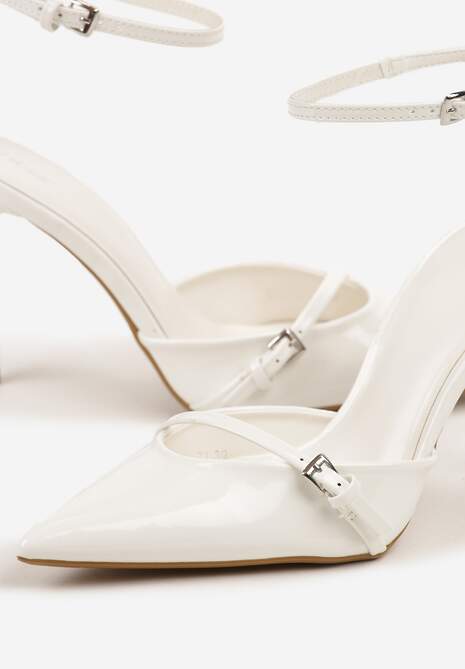 Białe Szpilki Vices z Lakierowanym Połyskiem i Ozdobną Sprzączką Tilonea