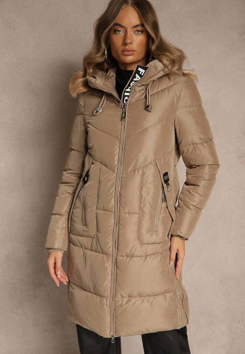 Czarna Pikowana Kurtka o Długim Kroju z Kapturem Zdobiona Taśmą z Napisami Galiadea