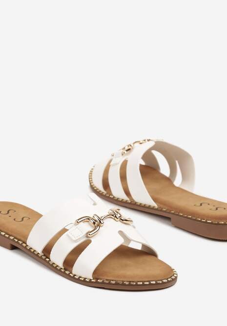Białe Klapki Zdobione Wycięciami i Elegancką Klamerką Odariva