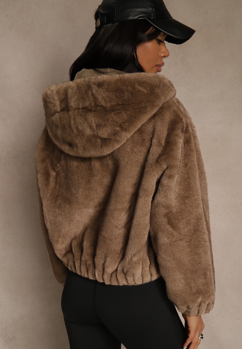 Jasnobrązowa Kurtka Futerko o Kroju Bomberki z Kapturem i Imitacją Kieszeni Awedana