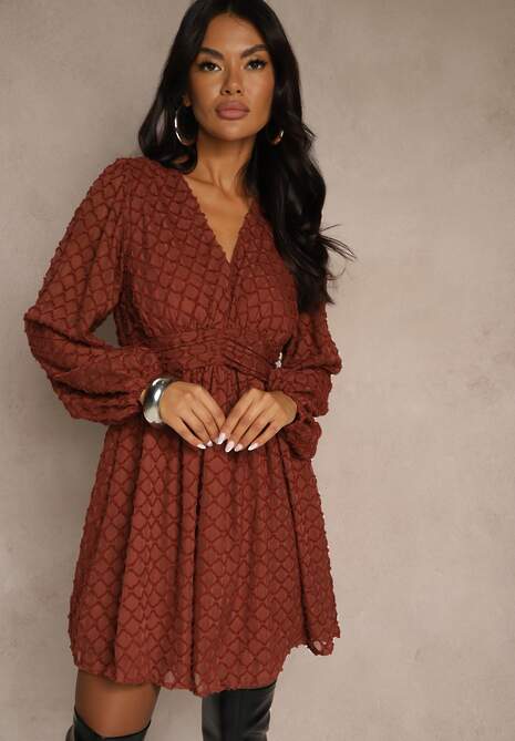 Brązowa Sukienka z Tkaniny Plumeti o Rozkloszowanym Kroju z Dekoltem V Zenarela