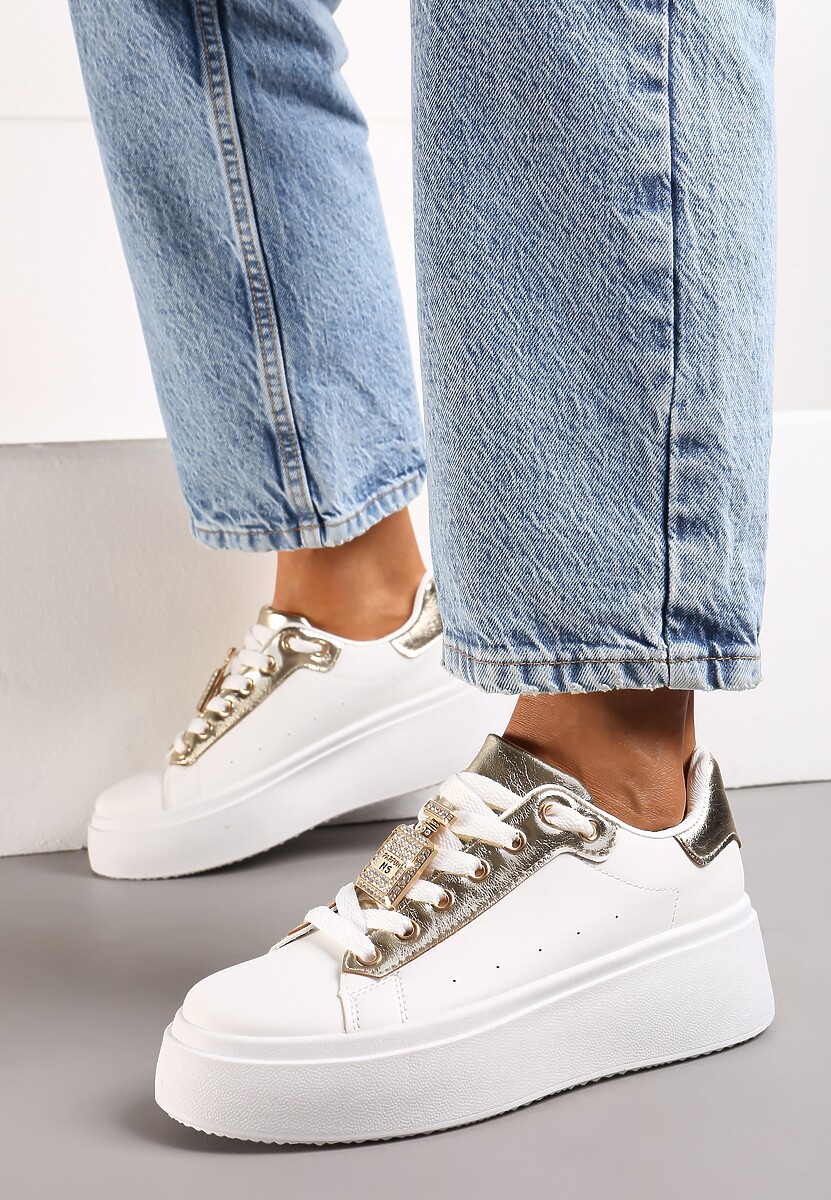 Biało-Złote Sneakersy z Metaliczną Zawieszką na Sznurówkach Ozdobioną Cyrkoniami Edosa