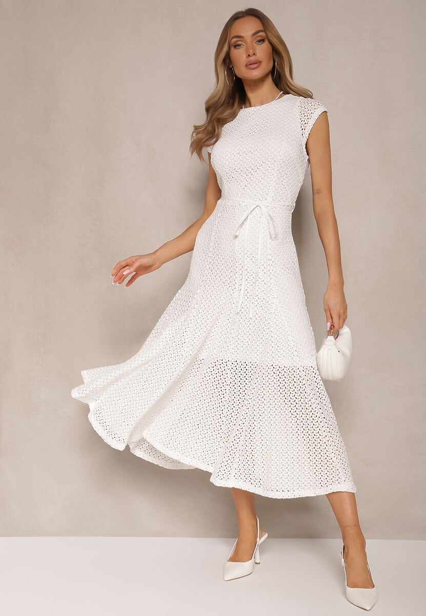 Biała Ażurowa Sukienka o Rozkloszowanym Kroju Ozdobiona Paskiem Galorena