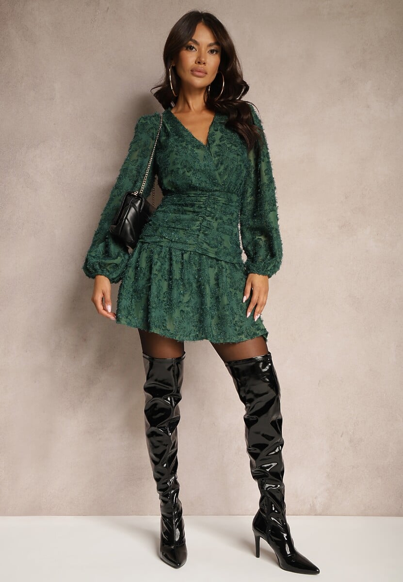 Ciemnozielona Sukienka z Koronki o Taliowanym Fasonie z Kopertową Górą Nelabine