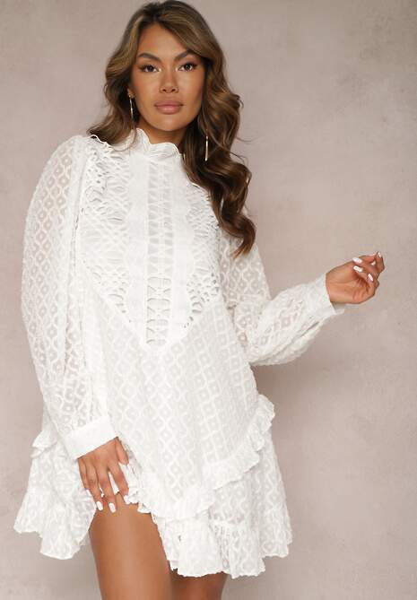 Biała Ażurowa Sukienka Mini o Rozkloszowanym Fasonie z Falbankami Beline