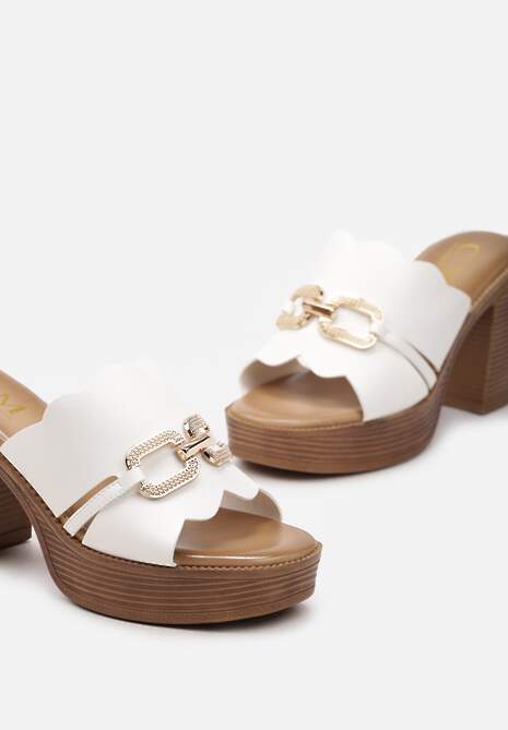 Białe Klapki Ozdobione Klamrą z Cyrkoniami na Platformie i Słupku Acrida
