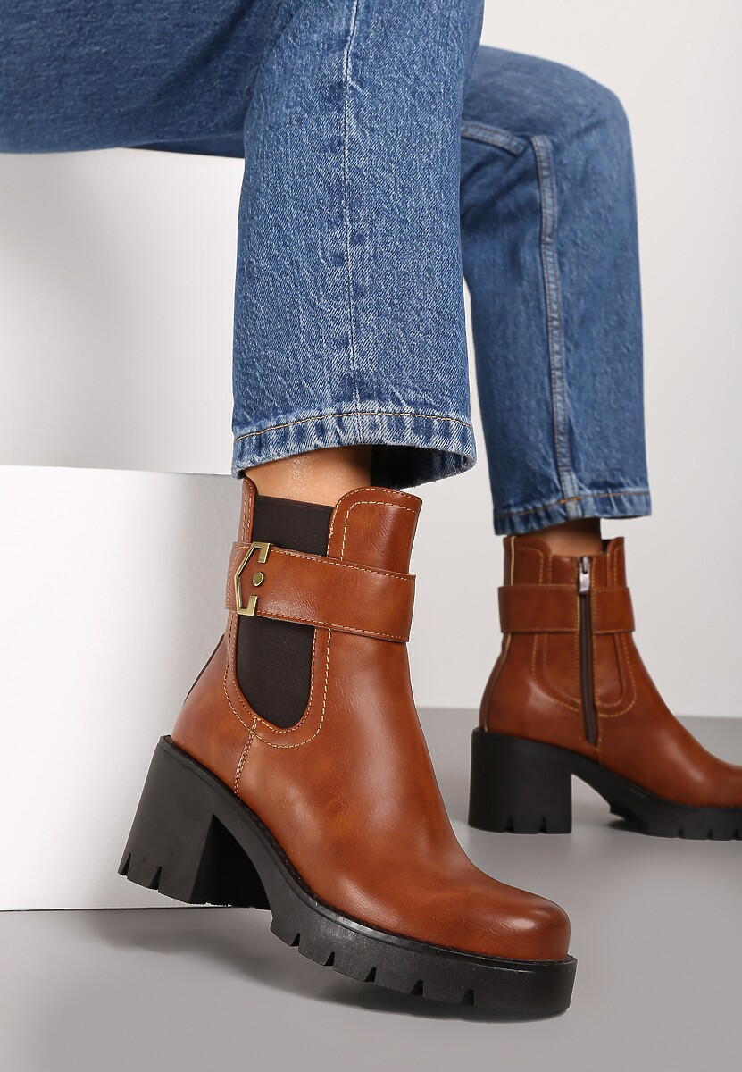 Brązowe Botki Sztyblety na Słupku z Klamrą i Paskiem Komina