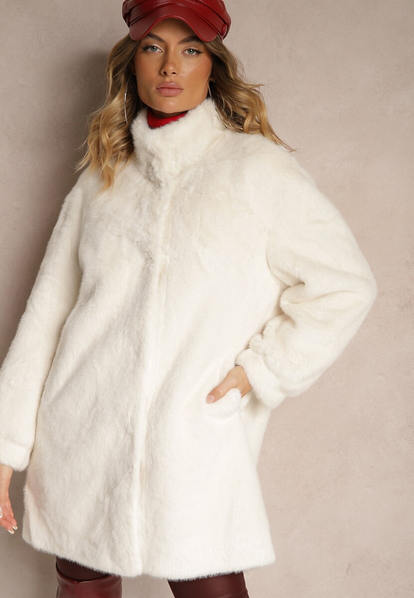 Czarny Płaszcz z Futerka o Prostym Kroju ze Stójką i Kieszeniami Saliratia