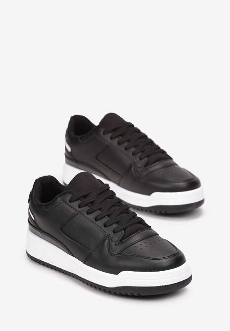 Czarne Sneakersy z Perforacją na Nosku i Wstawkami na Zapiętku Favisi