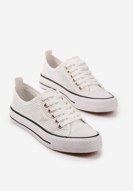 Białe Szydełkowe Trampki o Klasycznym Fasonie Vovessa