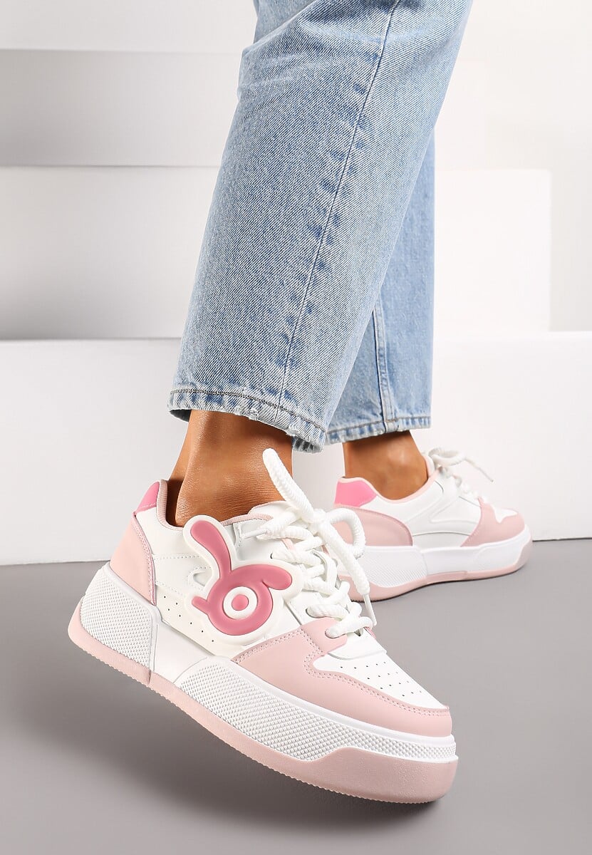 Biało-Różowe Sneakersy na Niskiej Platformie z Wypukłą Ozdobą Irasa