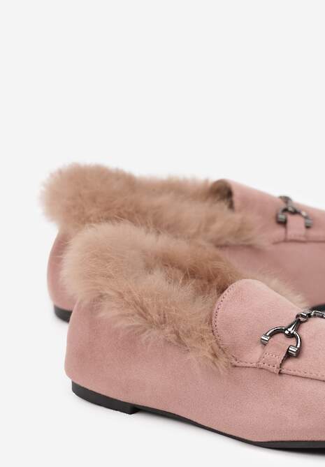 Jasnoróżowe Mokasyny na Płaskiej Podeszwie Ozdobione Klamrą i Futerkiem Sanindra