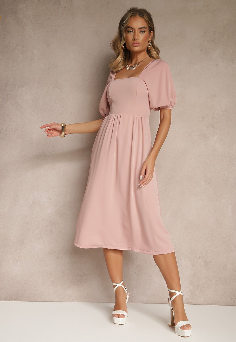 Różowa Sukienka o Rozkloszowanym Kroju Ozdobiona Bufiastymi Rękawami Kolalira