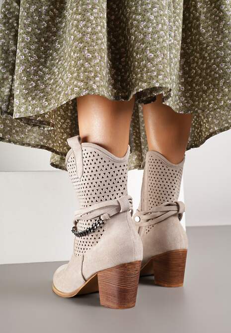 Jasnobeżowe Botki Vices na Słupku w Stylu Kowbojek z Ażurową Cholewką i Paskami Tulifedi