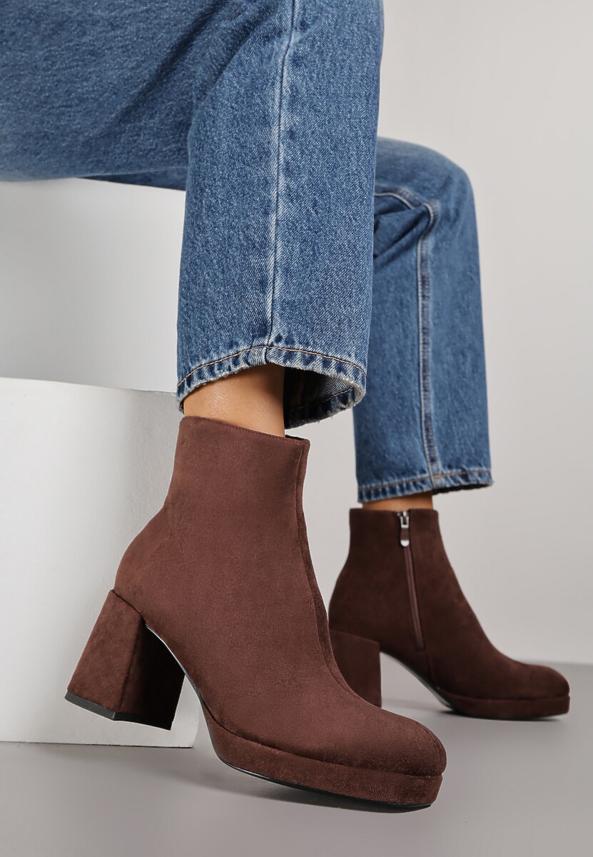 Brązowe Botki Vices do Kostki z Imitacji Zamszu na Słupkowym Obcasie Vedvira