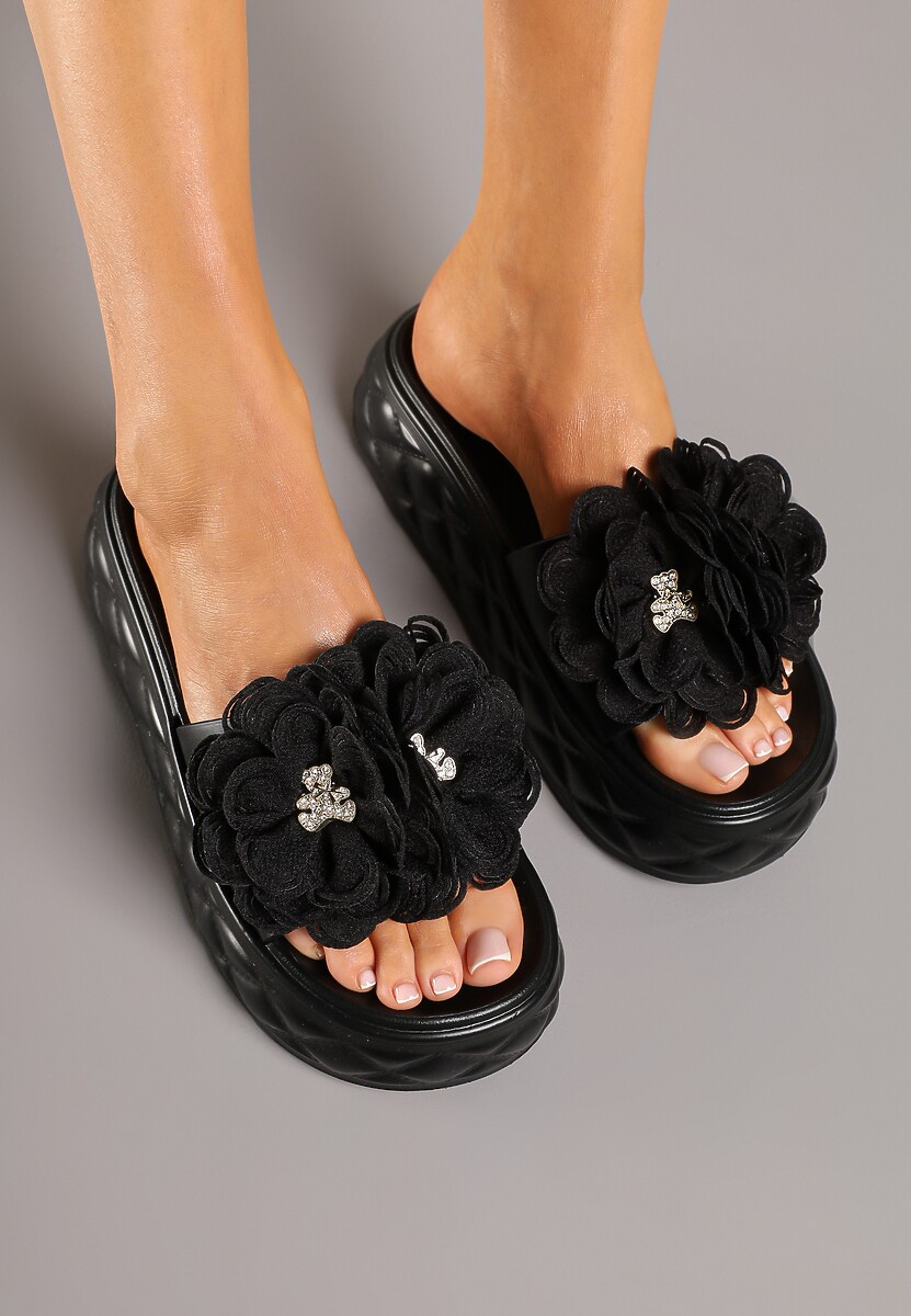 Czarne Klapki na Platformie z Pikowaniem i Kwiatową Aplikacją 3D Sananira