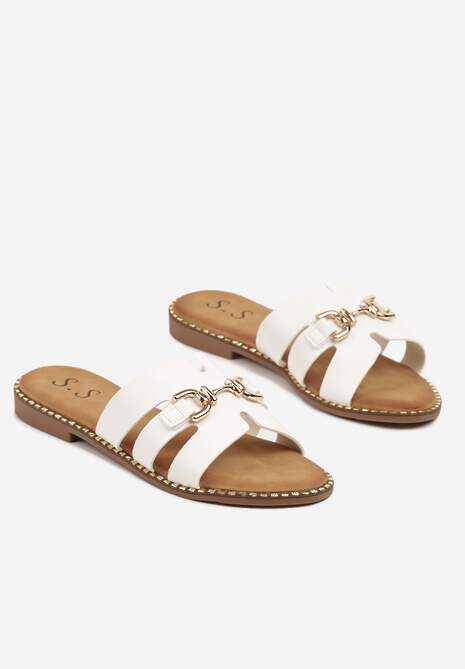 Białe Klapki Zdobione Wycięciami i Elegancką Klamerką Odariva