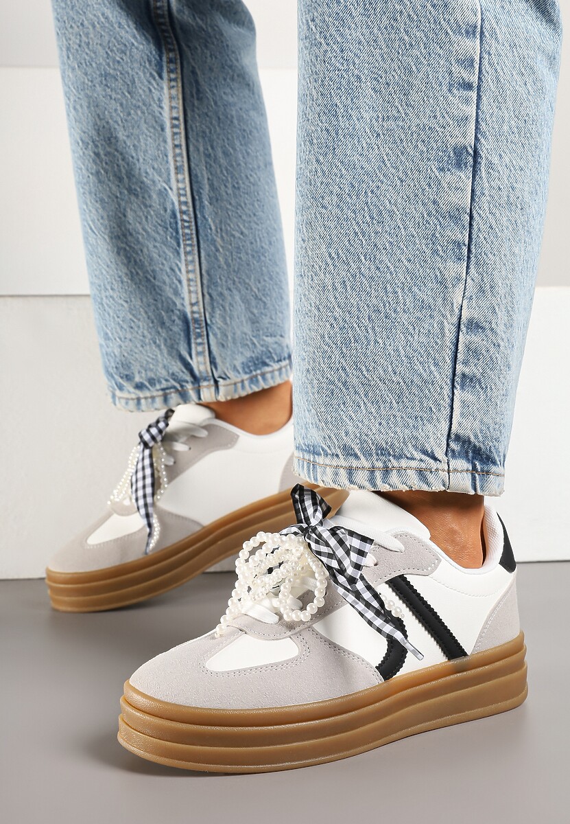 Białe Sneakersy Typu Klasyczne Tenisówki Zdobione Wstążką i Perłami Amivaria