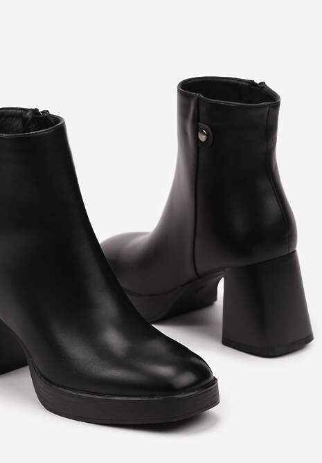 Czarne Botki na Słupku Ozdobione Kwadratowym Noskiem Ansilena